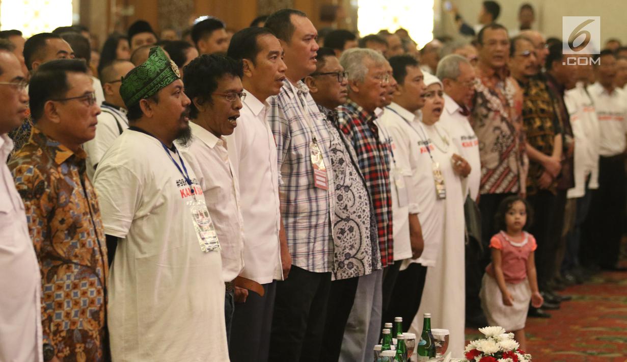 Presiden Joko Widodo saat menghadiri Halalbihalal bersama aktivis 98 di Jakarta, Minggu (16/6/2019). Dalam silaturahmi tersebut Jokowi dihadiahi jaket bertuliskan Son Of Democracy Indonesia 98 . (Liputan6.com/Angga Yuniar)
