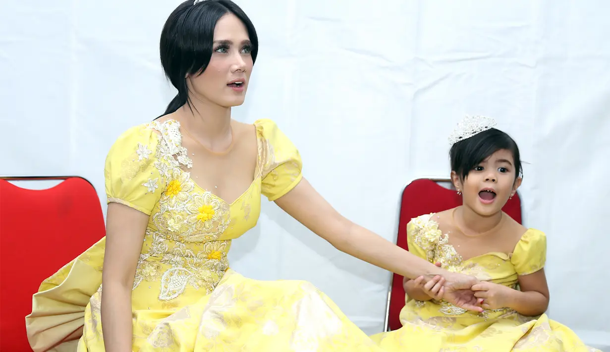 Tak hanya memiliki kesamaan dalam berpakaian ala puteri raja, Mulan Jameela dan buah hatinya yang kini telah menginjak usia 4 tahun pun sama-sama nampak cantik. Bahkan tak lupa keduanya memakai mahkota sebagai aksesoris. (Andy Masela/Bintang.com)