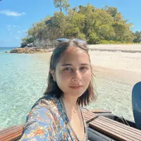 Prilly Latuconsina tampil mengenakan outer flower biru berdada rendah dilengkapi kalungnya. (@prillylatuconsina96)