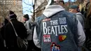  Seorang penggemar mengenakan jaket The Beatles saat menghadiri peringatan 36 tahun kematian John Lennon di New York, AS (8/12). Strawberry Fields adalah sebuah tempat yang didedikasikan untuk mengenang mendiang John Lennon. (Reuters/Mark Kauzlarich)