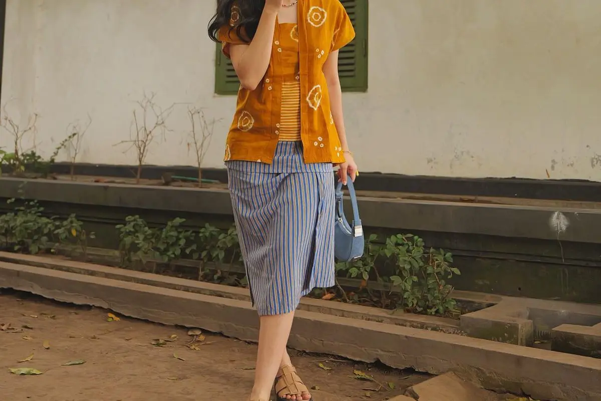 6 Gaya Febby Rastanty Berkain dan Berkebaya, Stylish untuk Sehari-hari