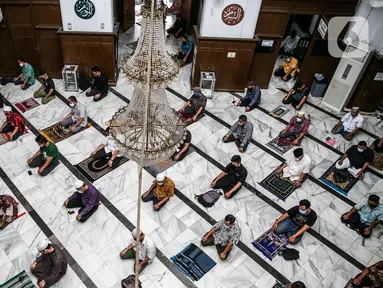 Umat Islam menunaikan salat Jumat berjemaah dengan menerapkan jaga jarak di Masjid Cut Meutia, Jakarta Pusat, Jumat (5/6/2020). Masjid Cut Meutia kembali menyelenggarakan ibadah salat Jumat dalam masa PSBB transisi dengan menerapkan protokol kesehatan secara ketat. (Liputan6.com/Faizal Fanani)