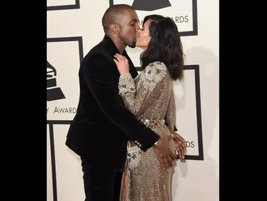 Kim Kardashian dan Kanye West terlihat sangat mesra saat tampil di red carpet Grammy Awards 2015 di Staples Center, Los Angeles, AS, Minggu (8/2). (Jason Merritt/Getty Images/AFP)