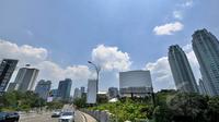 Suasana gedung bertingkat yang terlihat dari kawasan Kuningan, Jakarta, Minggu (22/2/2015). Pemprov DKI Jakarta menargetkan perolehan Pajak Bumi dan Bangunan (PBB) tahun 2015 sebesar Rp 8 triliun. (Liputan6.com/Faizal Fanani)