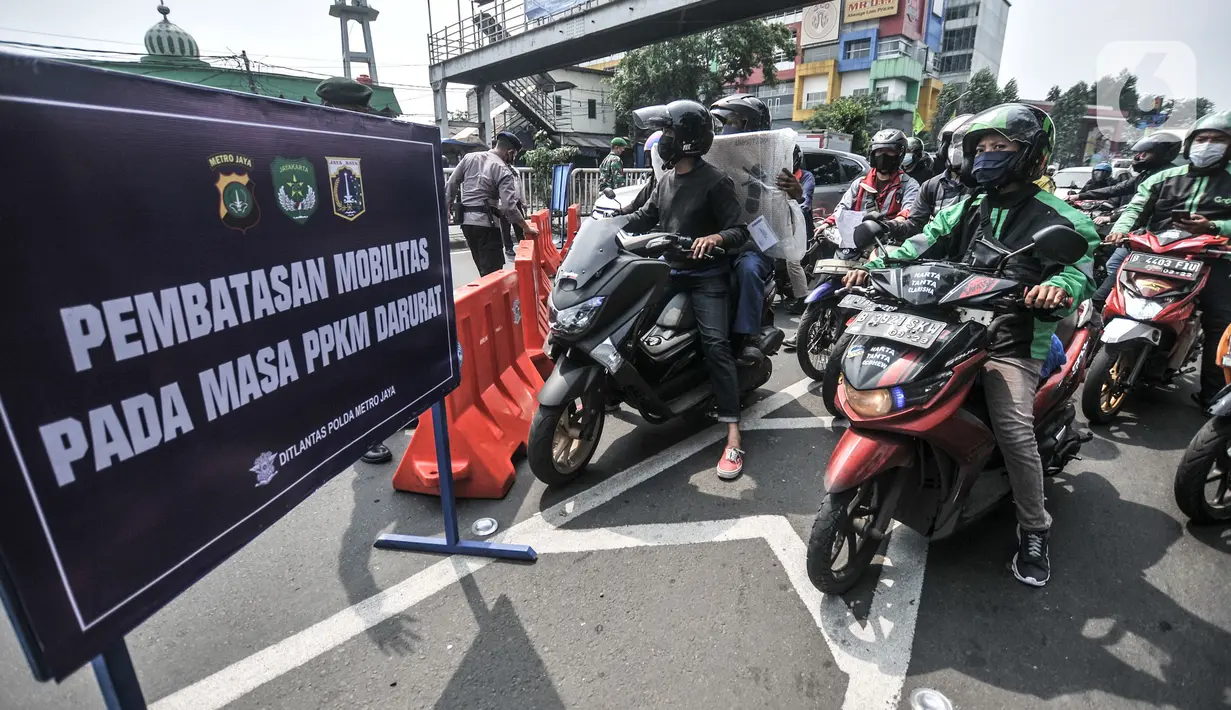 Kendaraan saat terjebak penyekatan mobilitas di Jalan Basuki Rahmat, Jakarta Timur, Kamis (15/7/2021). Kendaraan yang diperbolehkan melintas hanya yang bekerja di sektor esensial dan kritikal serta pengendara yang memiliki Surat Tanda Registrasi Pekerja (STRP). (merdeka.com/Iqbal S Nugroho)