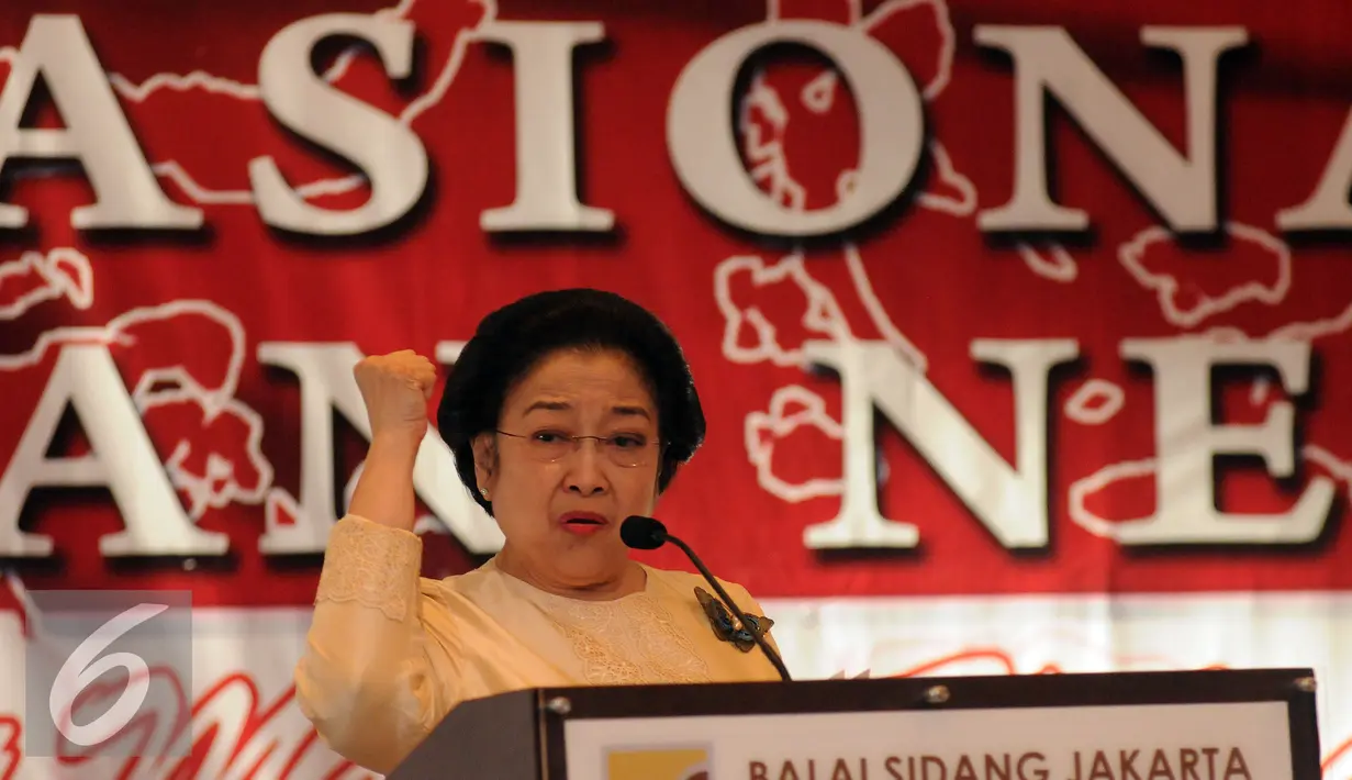 Ketua Umum PDIP, Megawati Soekarnoputri memberikan pidato pembuka pada Konvensi Nasional tentang Haluan Negara di JCC, Jakarta, Rabu (30/3/2016). Konvensi digelar oleh Aliansi Kebangsaan dan Forum Rektor Indonesia. (Liputan6.com/Helmi Fithriansyah)
