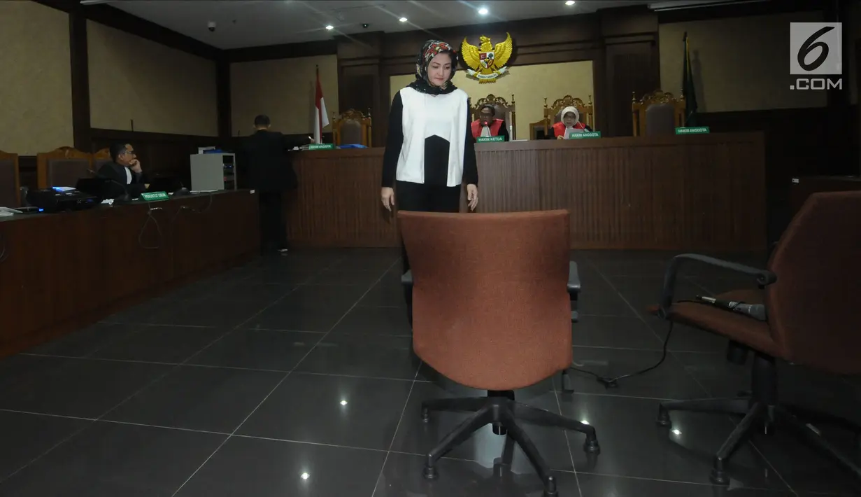 Deisti Astriani Tagor usai mengucapkan sumpah jelang menjadi saksi pada sidang perkara merintangi penyidikan dugaan korupsi E-KTP dengan terdakwa Bimanesh Sutarjo di Pengadilan Tipikor, Jakarta, Senin (16/4). (Liputan6.com/Helmi Fithriansyah)