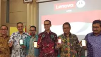 (tengah) Country Lead Mobile Business Group Lenovo Indonesia, Adrie R Suhadi dan Menteri Komunikasi dan Informatika Rudiantara (kedua kanan) saat Press Conference TKDN Ponsel Motorola di  Jakarta, Kamis (20/10/2016). (Liputan6.com/Andina Librianty)