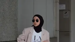 Penampilan kece Nisa Cookie pakai jas kian menawan saat ia pakai kacamata. Kacamata yang ia kenakan juga senada dengan warna hijabnya. Tak heran foto cantik Nisa Cookie ini kian memancarkan aura menawannya. Jas dan padu padan outfit Nisa selalu bisa jadi inspirasi. (Liputan6.com/IG/@nisacookie)