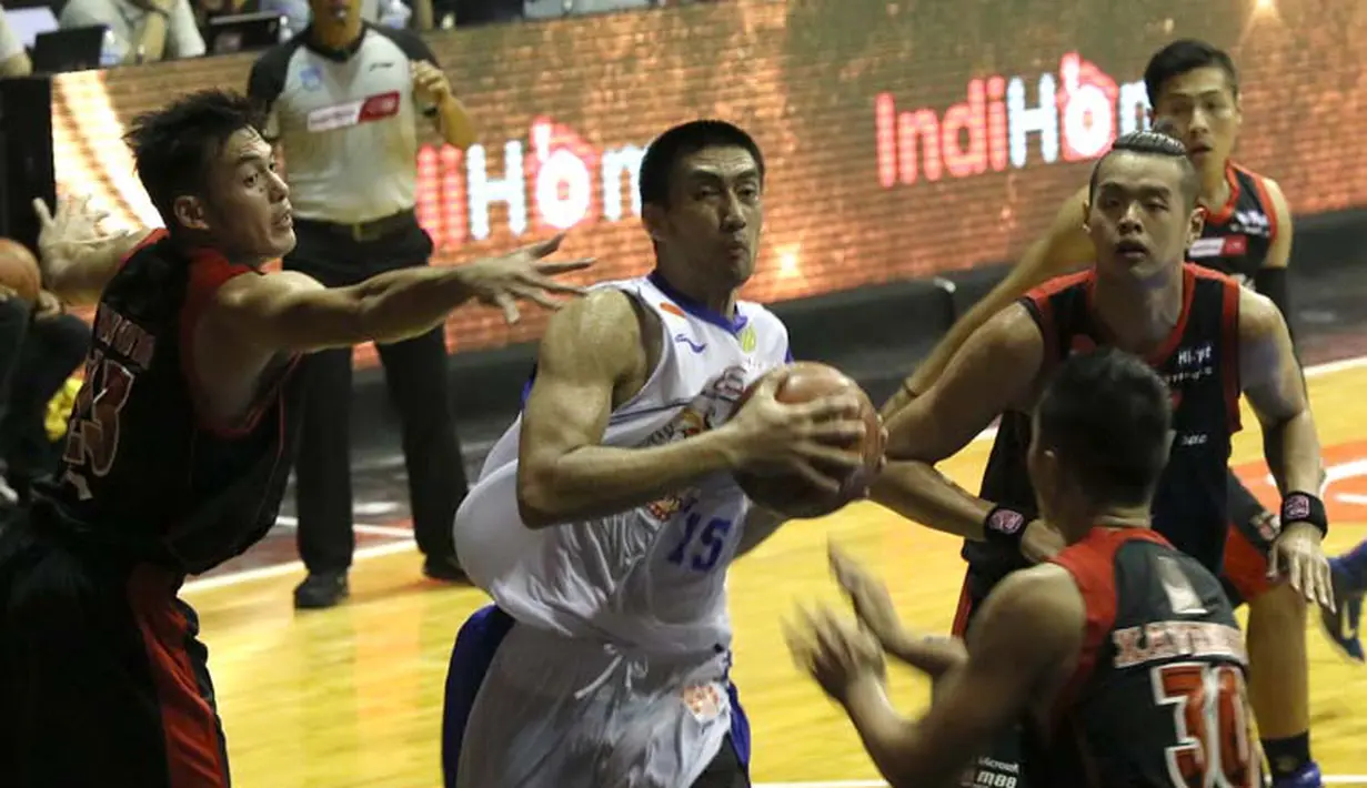 Pemain Satria Muda, Christian Ronaldo Sitepu, berusaha melewati hadangan pemain Aspac dalam lanjutan pertandingan basket NBL Championship Series di Hall Basket Gelora Bung Karno, Senin (4/5). (bola.com/Arief Bagus)