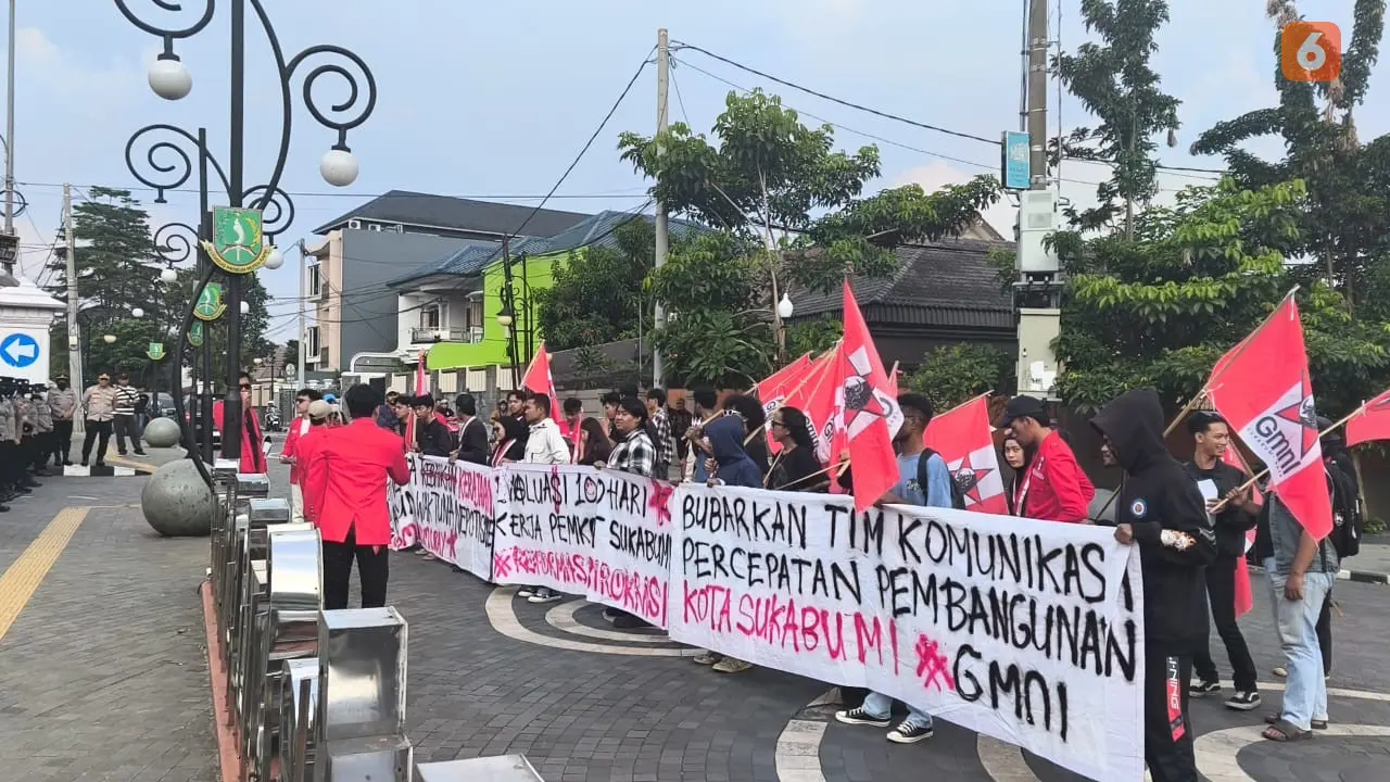 Puluhan mahasiswa dari Gerakan Mahasiswa Nasional Indonesia (GMNI) saat melakukan aksi demontrasi di depan Balai Kota Sukabumi. (Liputan6.com/Fira Syahrin).