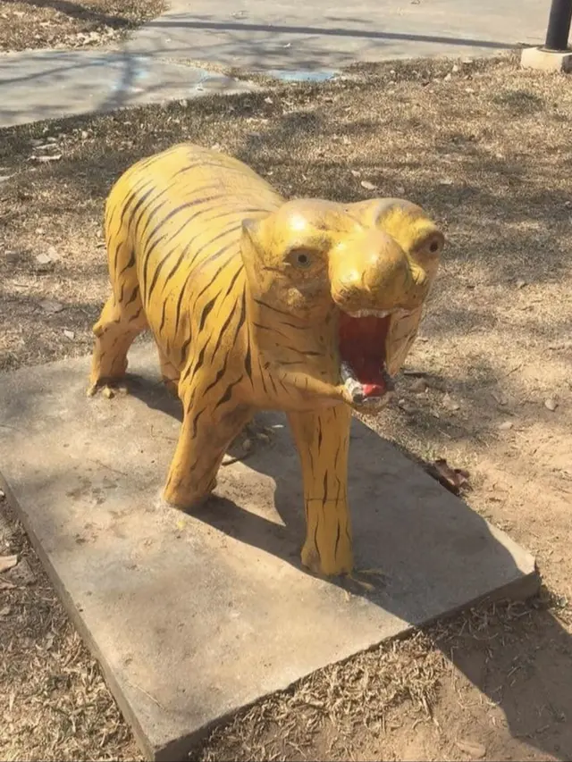 10 Potret Patung Macan Lucu Ini Bikin Geleng Kepala