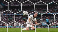 Pemain Timnas Inggris Harry Kane mencetak gol kedua Inggris dalam pertandingan babak 16 besar Euro 2020 antara Inggris melawan Jerman di Stadion Wembley di London, Selasa (29/6/2021). (Foto: AFP/Pool/Justin Tallis)