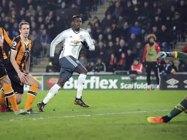 Pemain Manchester United, Paul Pogba (tengah) melakukan tembakan berbuah gol saat melawan Hull City pada laga semifinal Piala Liga Inggris di KCOM stadium, Hull (26/1/2017). (AP/Rui Vieira)