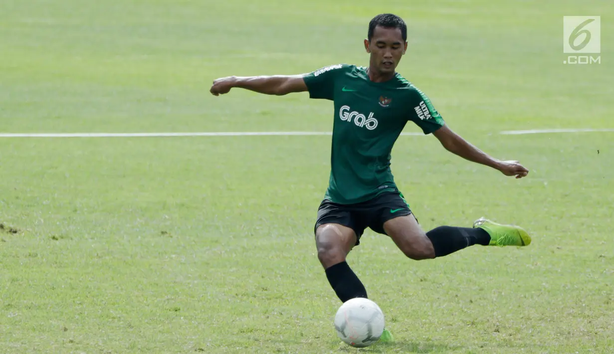 Pemain Timnas Indonesia U-22, Beni Oktaviansyah menendang bola saat berlatih di Stadion Madya, Jakarta, Kamis(24/1). Timnas Indonesia U-22 mengasah teknik finishing dan transisi. (Bola.com/Yoppy Renato)