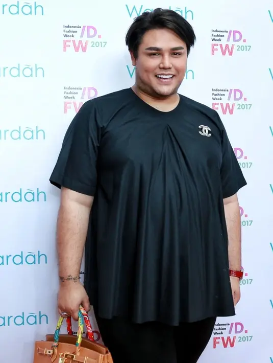 Usai mengisi acara Brownies perancang busana dan presenter itu membenarkan bahwa sketsa tersebut memang benar untuk pernikahan Ayu Ting Ting. (Adrian Putra/Bintang.com)