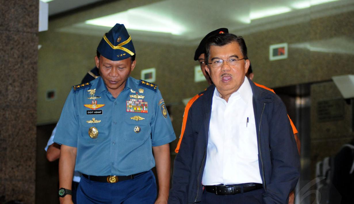 Wakil Presiden, Jusuf Kalla (kanan) bersiap memberikan keterangan kepada wartawan terkait hilangnya pesawat AirAsia QZ 8501 di kantor Basarnas, Jakarta (28/12). (Liputan6.com/Helmi Fithriansyah) 