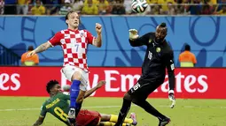 Gelandang Kroasia, Ivan Rakitic (tengah) mencoba mengecoh dua pemain belakang Kamerun saat berlaga di babak penyisihan Piala Dunia 2014 Grup A di Stadion Amazonia, Manaus, Brasil, (19/6/2014). (REUTERS/Yves Herman) 