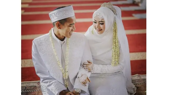 6 Momen Mesra Gelandang Persebaya Misbakus Solikin Bareng istri