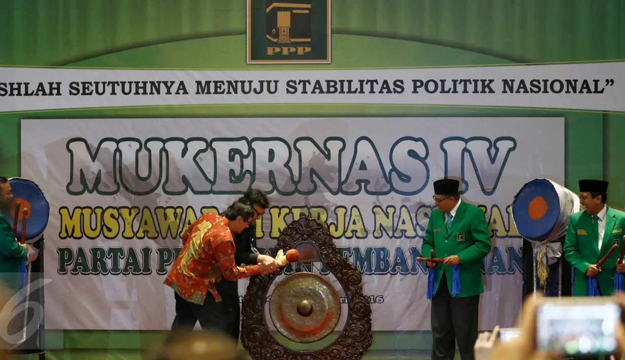 Mendagri Tjahjo Kumolo beserta Menteri Hukum dan HAM RI Yasonna Hamonangan Laoly saat membuka Mukernas ke-IV PPP di Jakarta, (24/2). (Liputan6.com/Faizal Fanani)