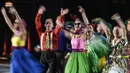 Anggota band militer Rusia tampil dalam Festival Musik Militer Internasional Menara Spasskaya dengan latar belakang Katedral St. Basil di Lapangan Merah, Moskow, Rusia, Selasa (31/8/2021). (AP Photo/Pavel Golovkin)