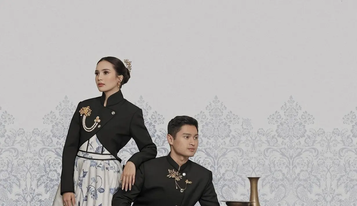 Ini juga merupakan momen dari pre-wedding Beby Tsabina dan Rizki Natakusumah. Keduanya kompak mengenakan outfit serasi dengan atasan berdesain beskap hitam dan bawahan bercorak batik. [Foto: Instagram/bebytsabina]