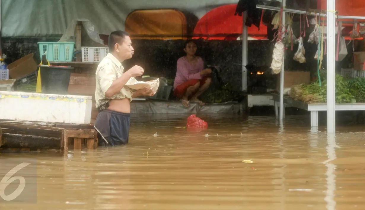 Warga terjebak banjir di kawasan Cipinang Melayu, Jakarta Timur, Senin (20/2). Sebanyak 285 warga diungsikan akibat banjir setinggi 1 meter. (Liputan6.com/Yoppy Renato)