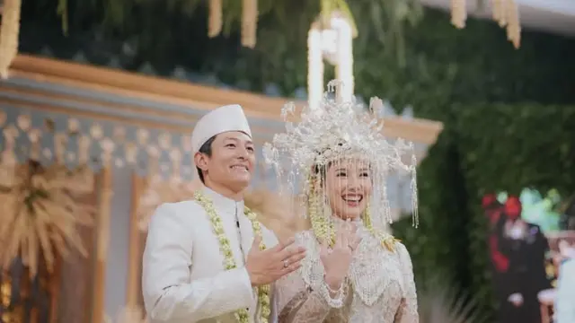 Pernikahan Pembalap Rio Haryanto dan Athina Usung Adat Betawi. [@soeandsu @daninlingga]