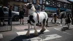 Orang-orang menghadiri hari pertama Appleby Horse Fair tahunan, di kota Appleby-in-Westmorland, barat laut Inggris pada 8 Juni 2023. (AFP/Oli Scarff)
