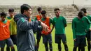 Pelatih Timnas Indonesia U-19, Indra Sjafri, memberikan instruksi saat latihan di Stadion Padomar, Yangon, Sabtu (9/9/2017). Pada laga Piala AFF U-18 selanjutnya Timnas U-19 akan melawan Vietnam U-19. (Liputan6.com/Yoppy Renato)