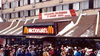 Hari pembukaan restoran McDonald's di Pushkin Square, Moskow, 31 Januari 1990. (McDonald's)