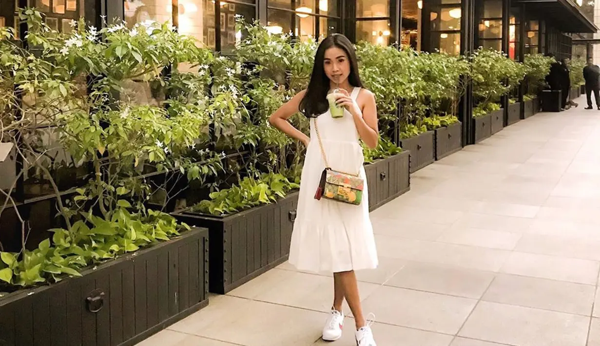Dirinya kerap membagikan OOTD kesehariannay di media sosial. Salah satunya dengan busana serba putih yang membuatnya tampil memesona.(Liputan6.com/IG/@ayyarenita93)