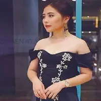 Prilly Latuconsina kenakan gaun yang memperlihatkan bahu. (Instagram/prillylatuconsina96)