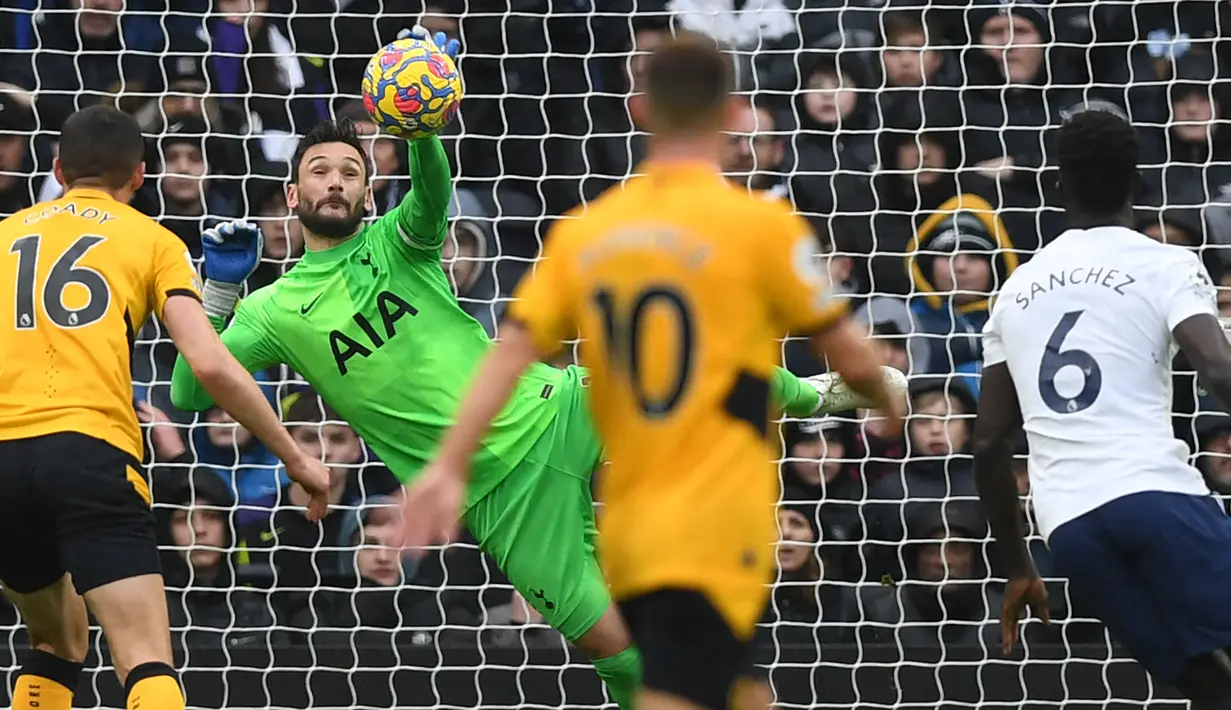 Hugo Lloris tetap setia berseragam Tottenham Hotspur meski minim gelar dalam satu dekade terakhir. Ia bergabung sejak 2012 dan mulai dipercaya sebagai kiper utama. Lloris tercatat telah membuat 413 kali penampilan dengan raihan 142 clean sheet di semua kompetisi. (AFP/Daniel Leal)