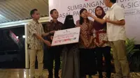 Direktur Berlico Farma, anak perusahaan Sido Muncul, Irwan Hidayat, terlihat memberikan bantuan kepada mahasiswa asal Sulawesi Tengah di Bangsa Wiyatapraja, Kompleks Kepatihan DIY, Selasa (23/10/2018) malam.