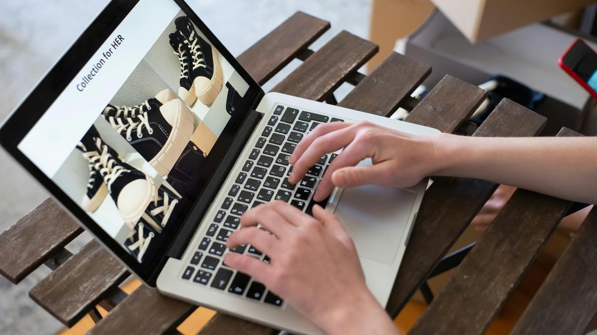 Ingin Belanja Sepatu Online? Berikut Cara Mengukur Telapak Kaki yang Tepat