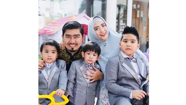Jarang Tersorot, Ini 7 Potret Kebersamaan April Jasmine dan Ketiga Putranya