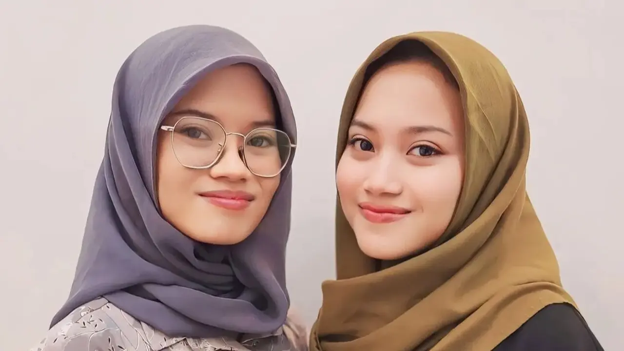 Mia Ramadhani dan Nia Ramadhani lolos masuk Universitas Airlangga (Unair) melalui Seleksi Nasional Berdasarkan Prestasi (SNBP). (Foto: kominfo jatim)