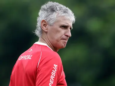 Pelatih Persija Jakarta, Ivan Kolev mengamati pemainya pada sesi latihan di lapangan Sutasoma, Jakarta, Rabu(16/1). Lima pemain Persija tidak hadir pada latihan perdana bersama Ivan Kolev. (Bola.com/Yoppy Renato)