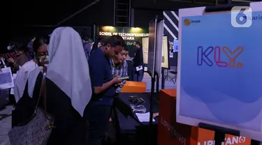 Pencari kerja mencari informasi lowongan kerja pada stan KLY saat Emtek Education & Career Festival 2024 di Studio 6 Emtek City, Studio Indosiar, Daan Mogot, Jakarta Barat, Selasa (30/7/2024). (Liputan6.com/Herman Zakharia)