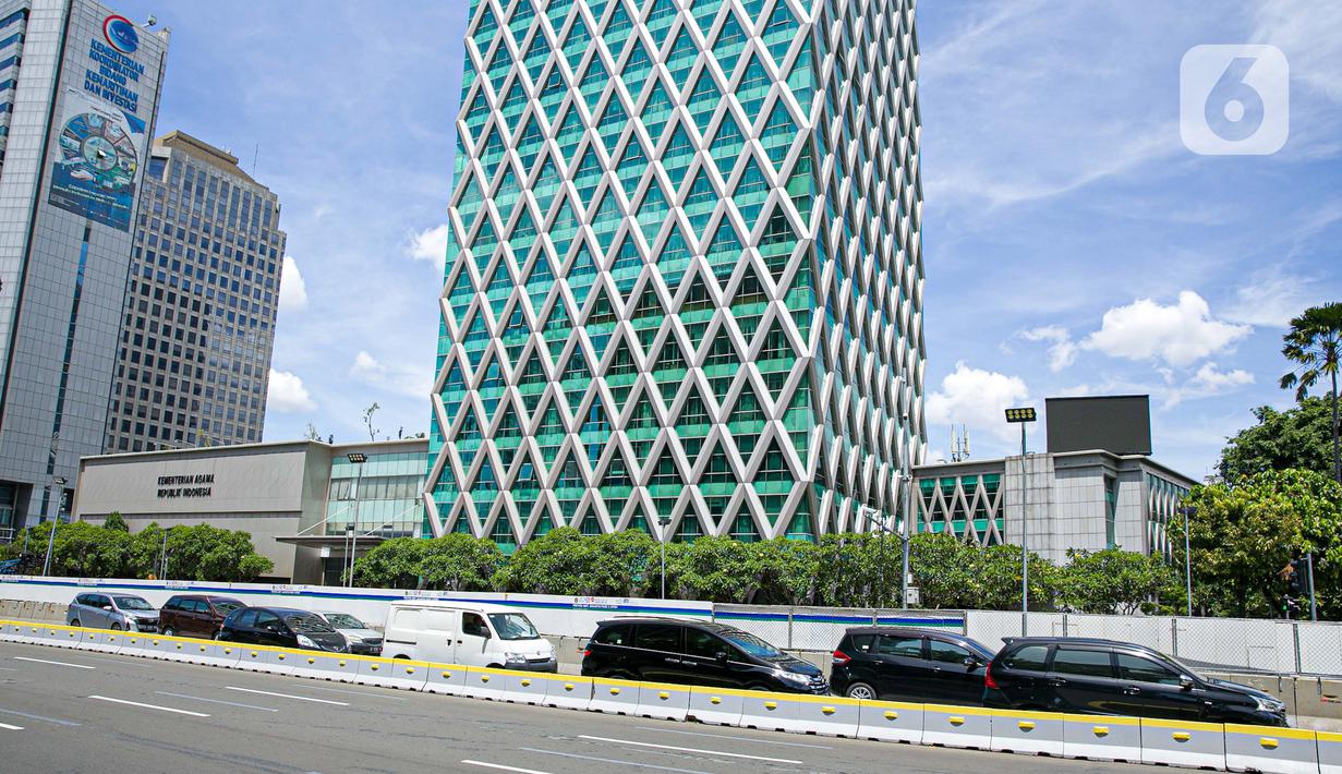 Sejumlah kendaraan melintas disamping proyek pembangunan MRT fase dua di Jalan MH Thamrin, Jakarta, Senin (22/3/2021). Dishub DKI Jakarta akan memberlakukan rekayasa lalu lintas di sekitaran pembangunan jalur MRT fase dua yang dimulai pada hari ini. (Liputan6.com/Faizal Fanani)