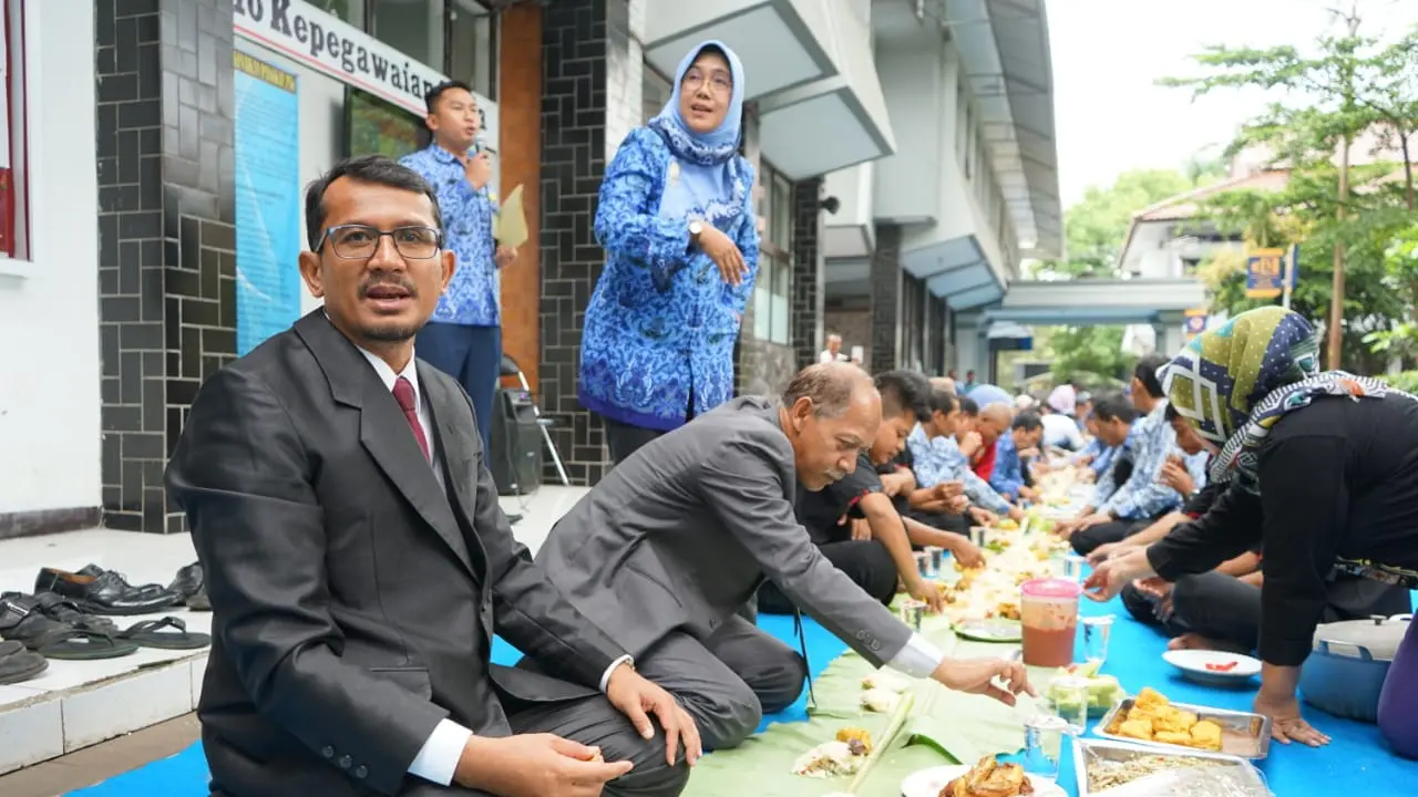 Wakil Bupati Helmi Budiman, nampak memimpin jalannya makan bareng lewat acara ngaliwet bersama menjelang Ramadan
