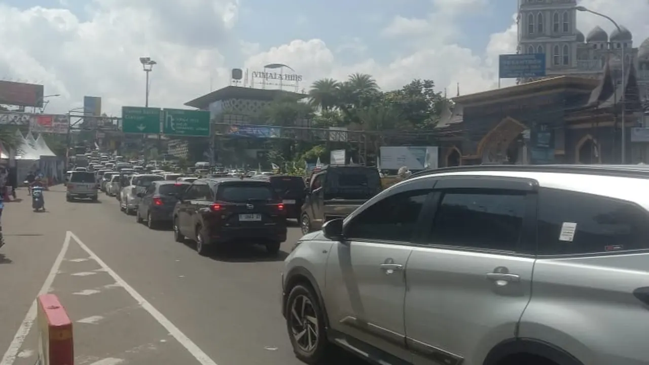 Polisi memberlakukan dua skema rekayasa lalu lintas menyusul terjadinya peningkatan arus wisata berbarengan dengan arus balik libur lebaran di kawasan Puncak, Kabupaten Bogor, Sabtu (13/4/2024) pagi.
