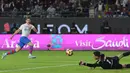 Pemain Barcelona, Robert Lewandowski (kiri) mencetak gol pertama timnya ke gawang Osasuna pada babak semifinal Piala Super Spanyol di Stadion Al-Awwal, Riyadh, Arab Saudi, Kamis (11/01/2024). (AFP/Giuseppe Cacace)