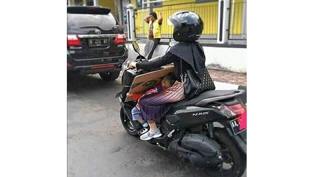 6 Kelakuan Kocak Ibu-Ibu Terlalu Santai Asuh Anak Ini Bikin Geregetan