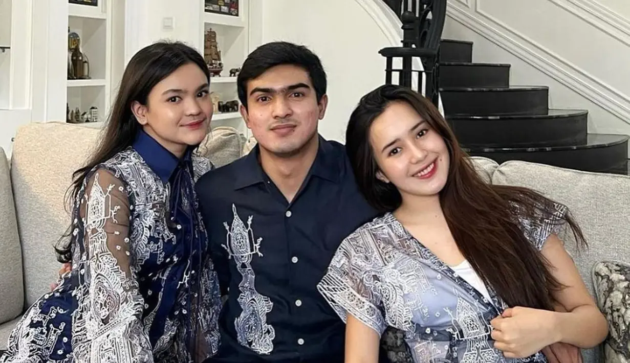 Dikenal sebagai kakak artis ternama Indonesia, tak heran jika Teuku Atha dikenal publik. Sibling goals, ini adalah potret Teuku Atha, Beby Tsabina dan Cut Keysha di momen Lebaran tahun 2022 lalu. Outfit keluarga artis satu ini memang selalu mencuri perhatian netizen. Sama-sama pamer senyum, paras kakak adik artis ini dipuji cantik – tampan dan wajahnya tidak membosankan. (Liputan6.com/IG/@teukuathaa)