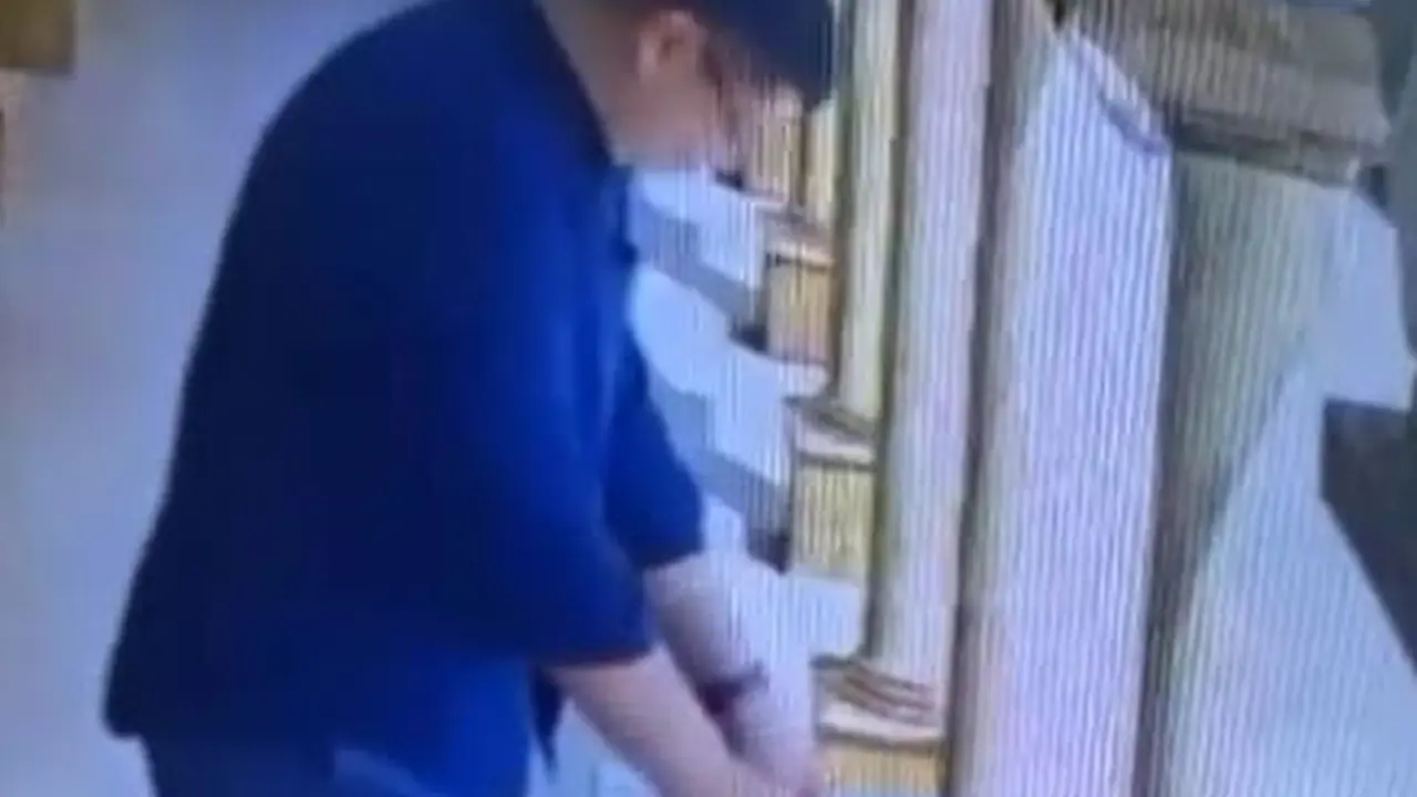 Belum lama ini, masyarakat dihebohkan dengan modus penipuan terbaru yang terjadi di sebuah masjid. Dalam cuplikan video viral, terduga pelaku merupakan seorang pria yang dengan sengaja memasang dan mengganti QRIS dengan milik pribadi.