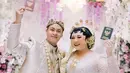 <p>Clarissa Putri tampil mengenakan kebaya brokat warna putih gading dari Christie Basil. Dipadukan dengan bros keemasan. Kebaya tersebut full dihiasi crystal, dengan motif-motif bermakna dari wayang, phoenix batik Jawa, hingga pattern atap masjid Mekah. [@venemapictures].</p>