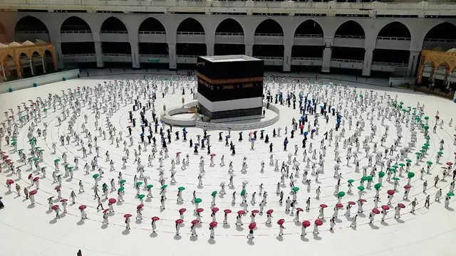6 Potret Tawaf Jaga Jarak Pelaksaanan Ibadah Haji 2020, Terapkan Protokol Kesehatan