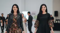 15 Inspirasi Styling Dress Batik A-Line Wanita, Anggun untuk Berbagai Acara dan Bentuk Tubuh